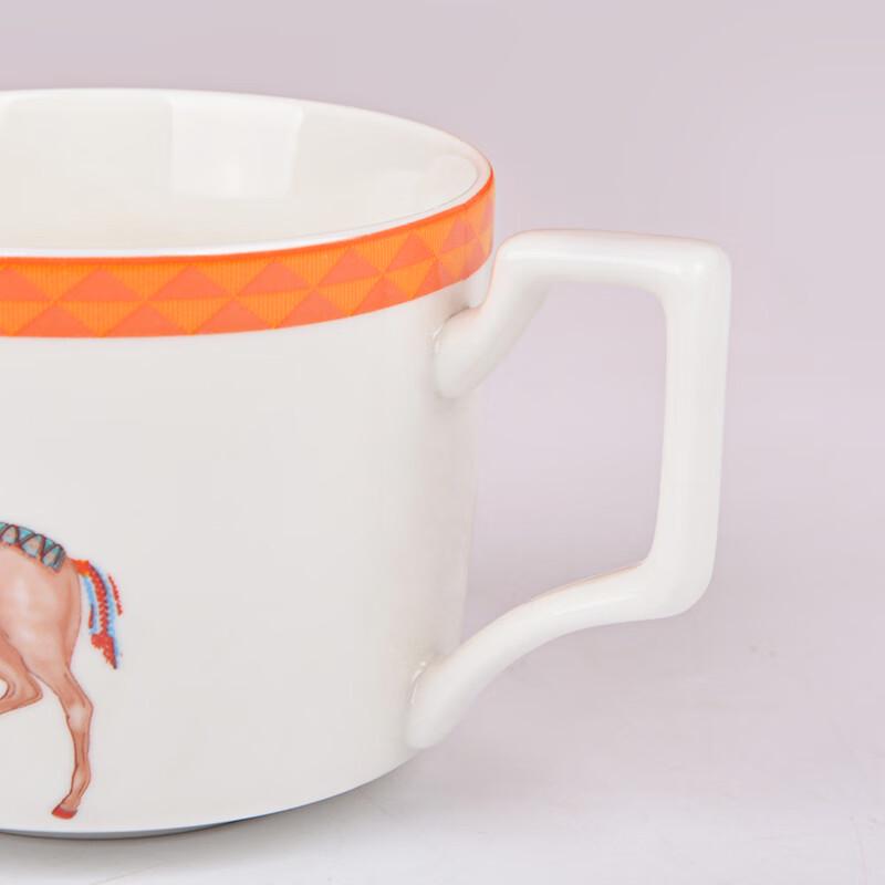 Ceramiczny zestaw filiżanki i spodka z koniem w galopie