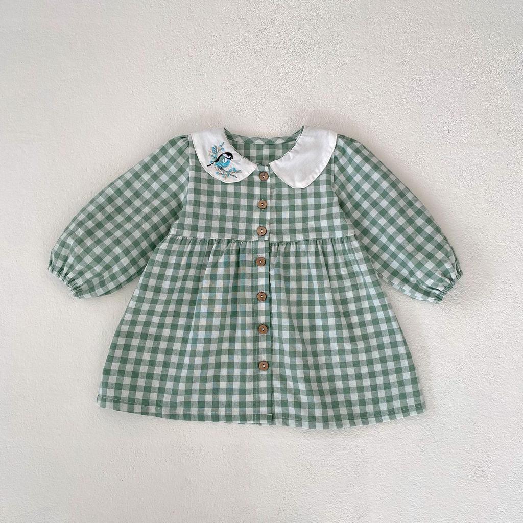 Abito a quadri da bambina autunno 2025 con ricamo di gazza e colletto da bambola.