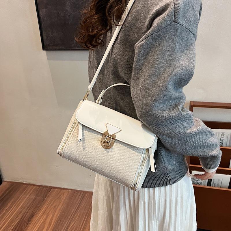 

2025 new super fire small bag women s autumn and winter retro Sen Meng messenger bag women s simple portable work small bag 23*10*16 белый