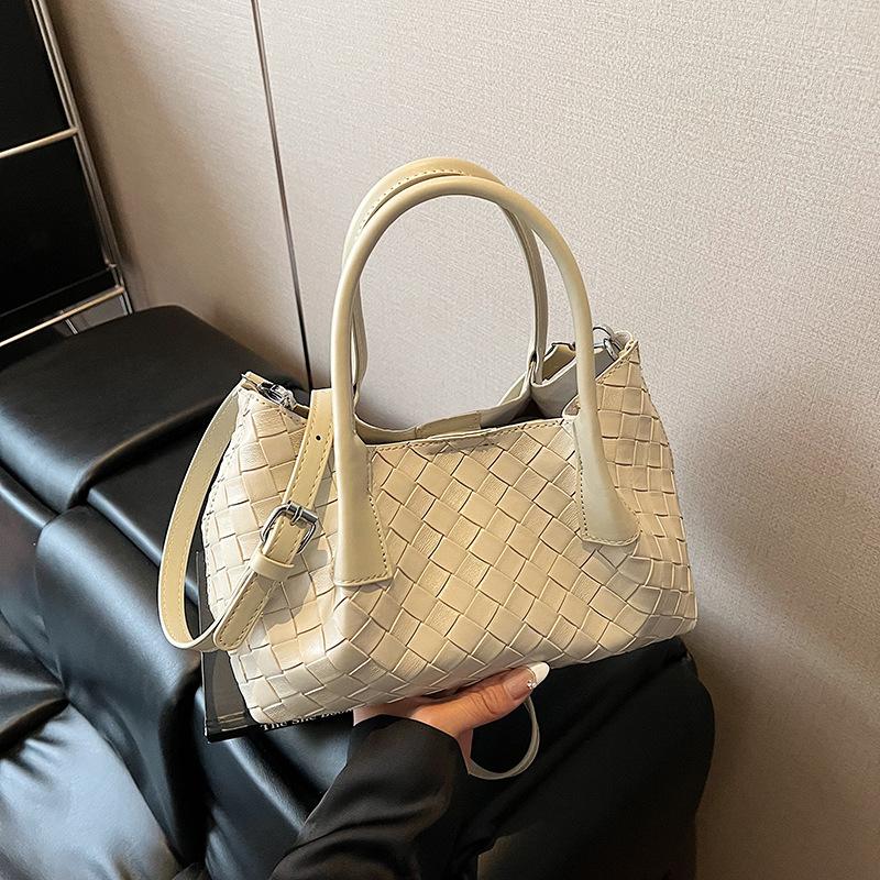 

Нишевая плетеная сумка-корзина для овощей женская 2025 новая мода и досуг простая сумка через плечо большой вместимости