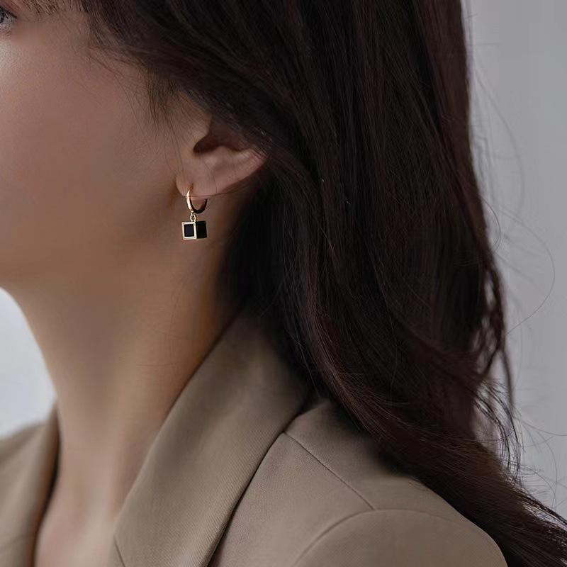 Color Enamel Earrings, High-end Niche Design, Retro Exquisite Temperament, Versatile and Simple Earrings, Stud Earrings, Women's Earrings.