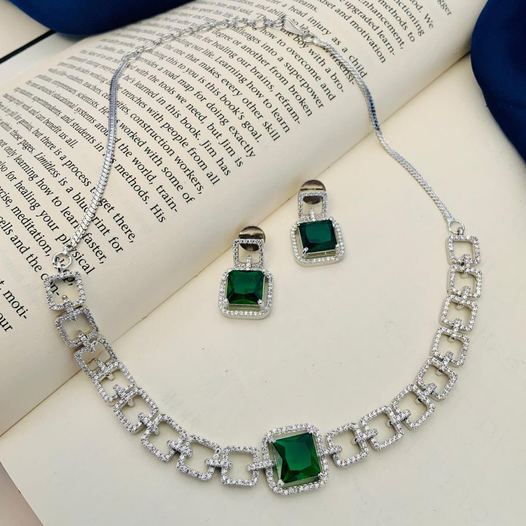 Versilbertes, rundes Diamant-Halsketten-Set mit Diamanten für Damen