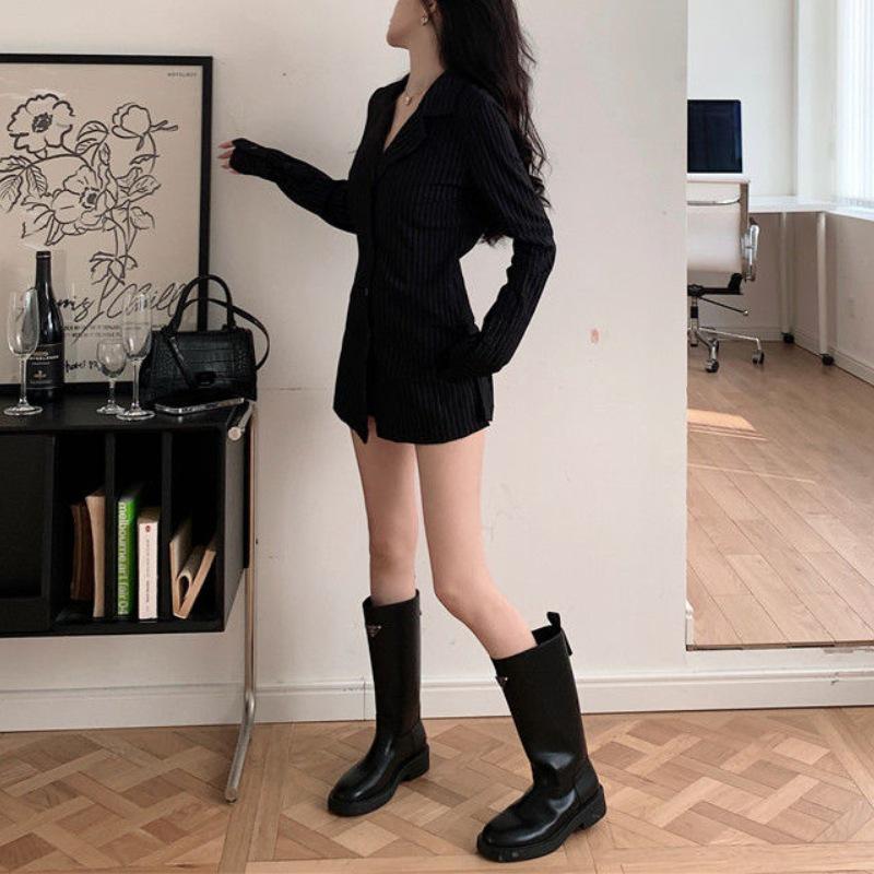 "Černý pruhovaný top s dlouhým rukávem slim-fit, univerzální pro jaro a podzim 2025"