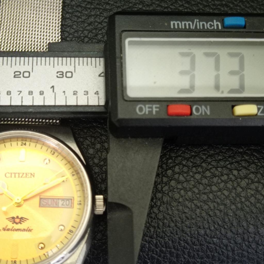 JAPAN VINTAGE CITIZEN AUTOMATIC 8200 MENS GOLDEN COLOR DIAL WATCH a702126-5 R208-a702126