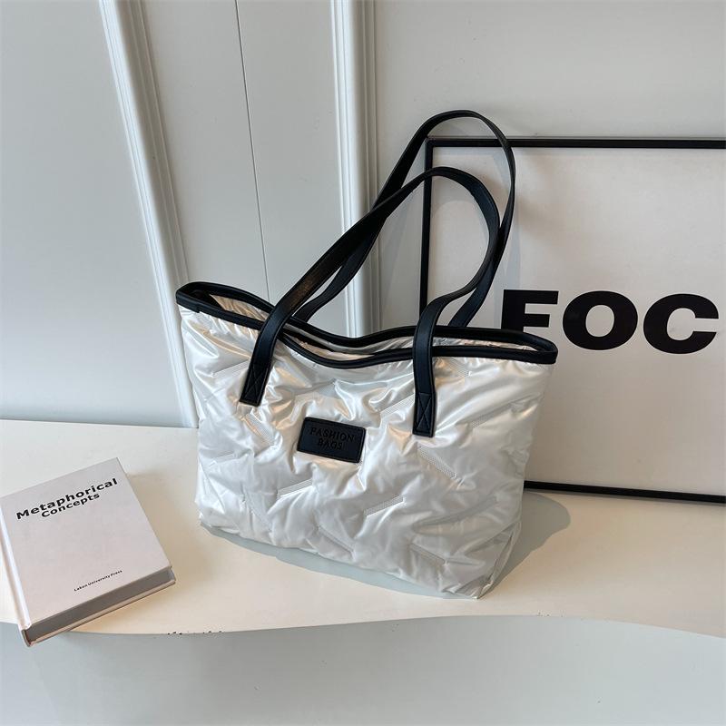 2025 New Shoulder Tote Bag Simple Large Capacity Women's Bag Casual Fashion Handbag Trendy Versatile Commuter Bag