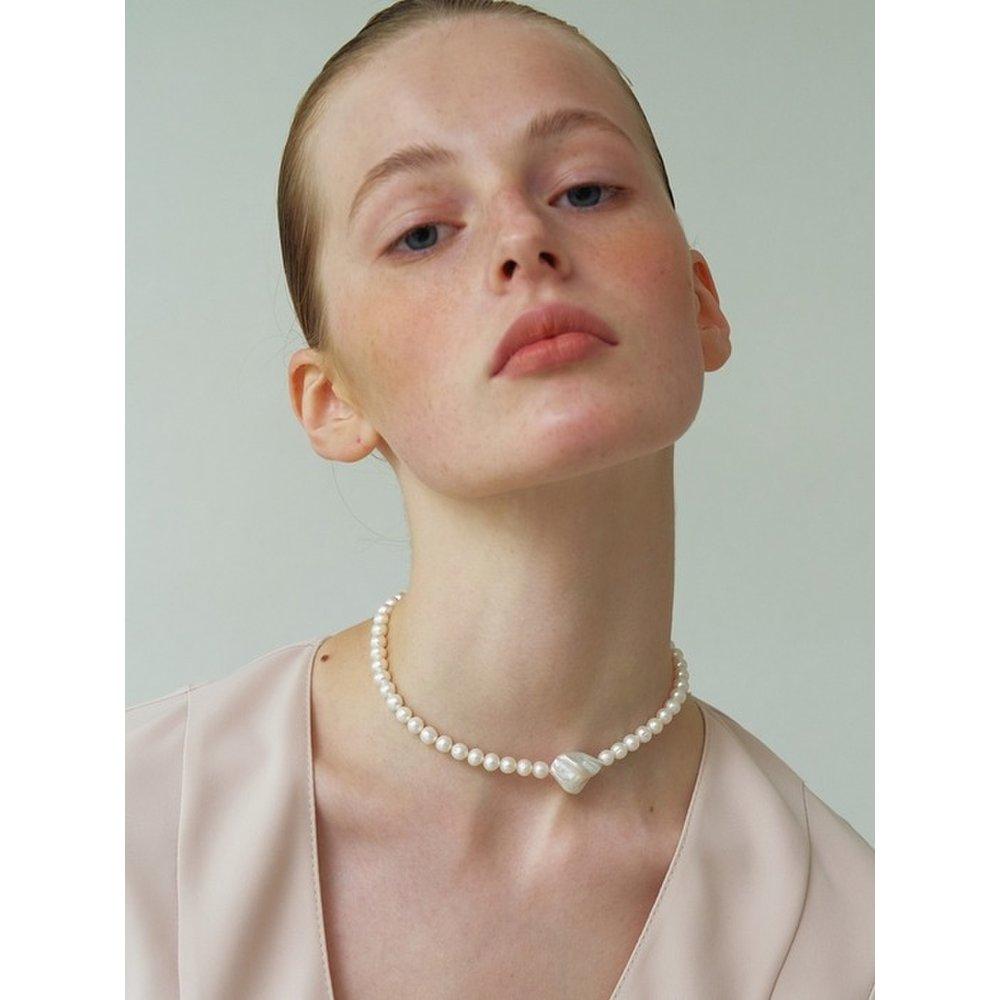 One Wiggly Pearl Choker