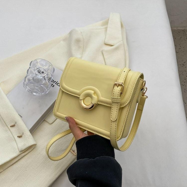 Стильная и шикарная сумка через плечо с одним ремнем с элементом строчки в виде автомобиля