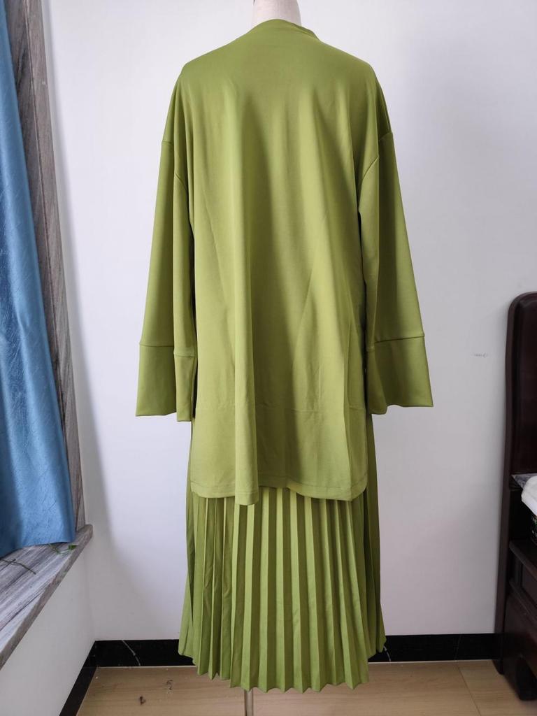2025 Autumn Retro Women's Casual Set: Round Neck Loose Top & Half-Length Skirt