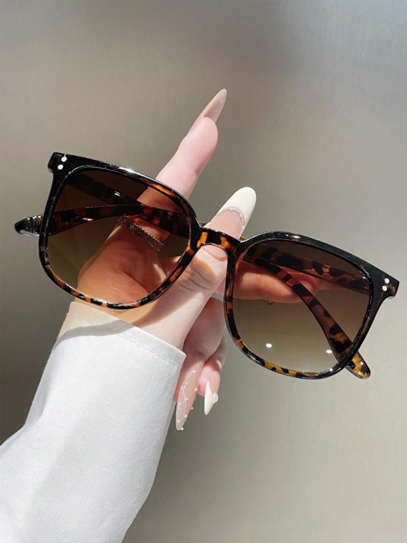 

1Pc Retro Fashion Leopard Print Large Frame Sunglasses with Rivet Design, Suitable for Vintage Outfits, Trendy for Going Out