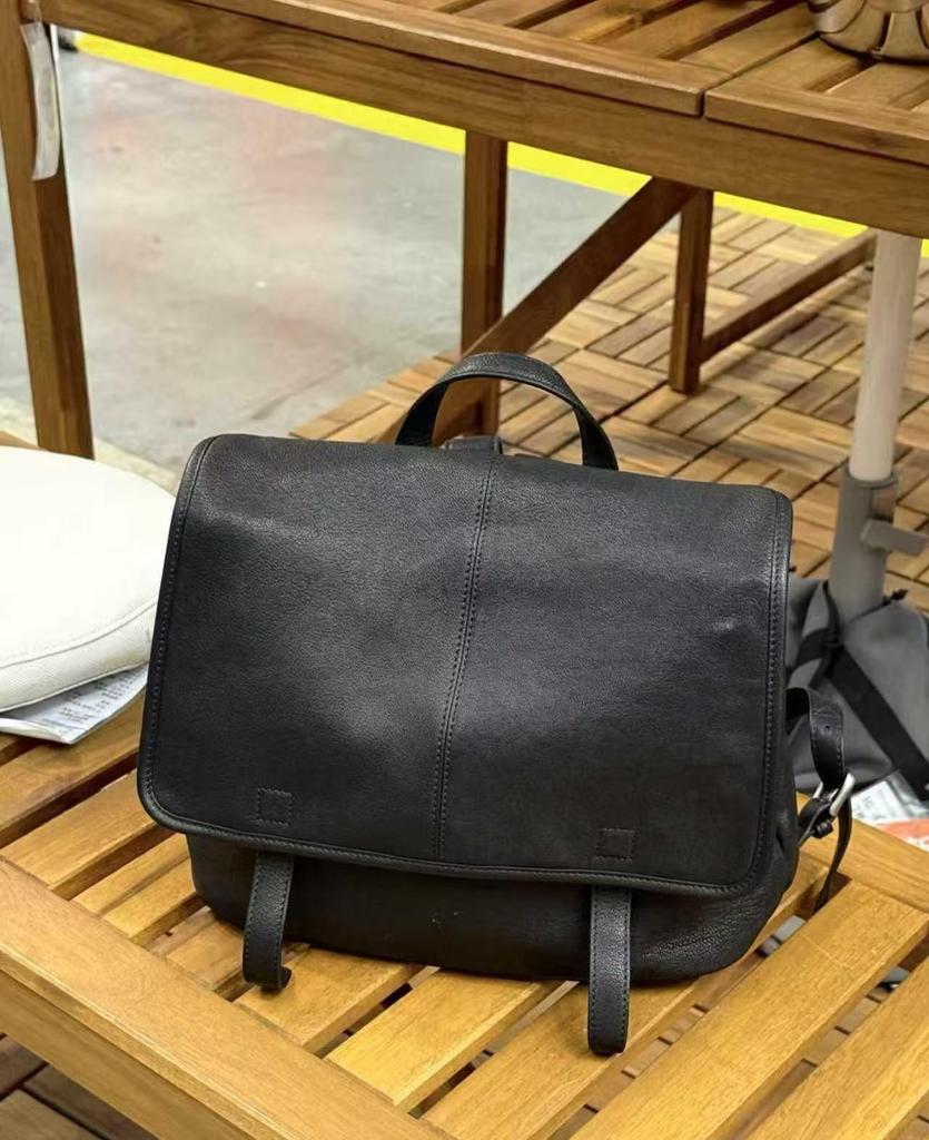 Versatile Large Capacity Vegetable-Tanned Leather Backpack for Work and Casual Use