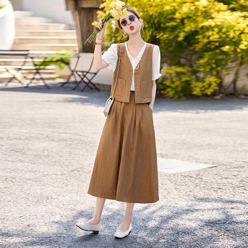 

Summer 2025 Fashion: V-neck Slim Fit Vest, T-shirt, and Half Skirt Three-Piece Set XL 64-70kg