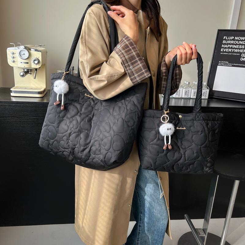 

Love large-capacity tote bag 2024 new down bag women s large-capacity OL commuting niche shoulder bag computer bag small 27 * 12 * 23 чорний