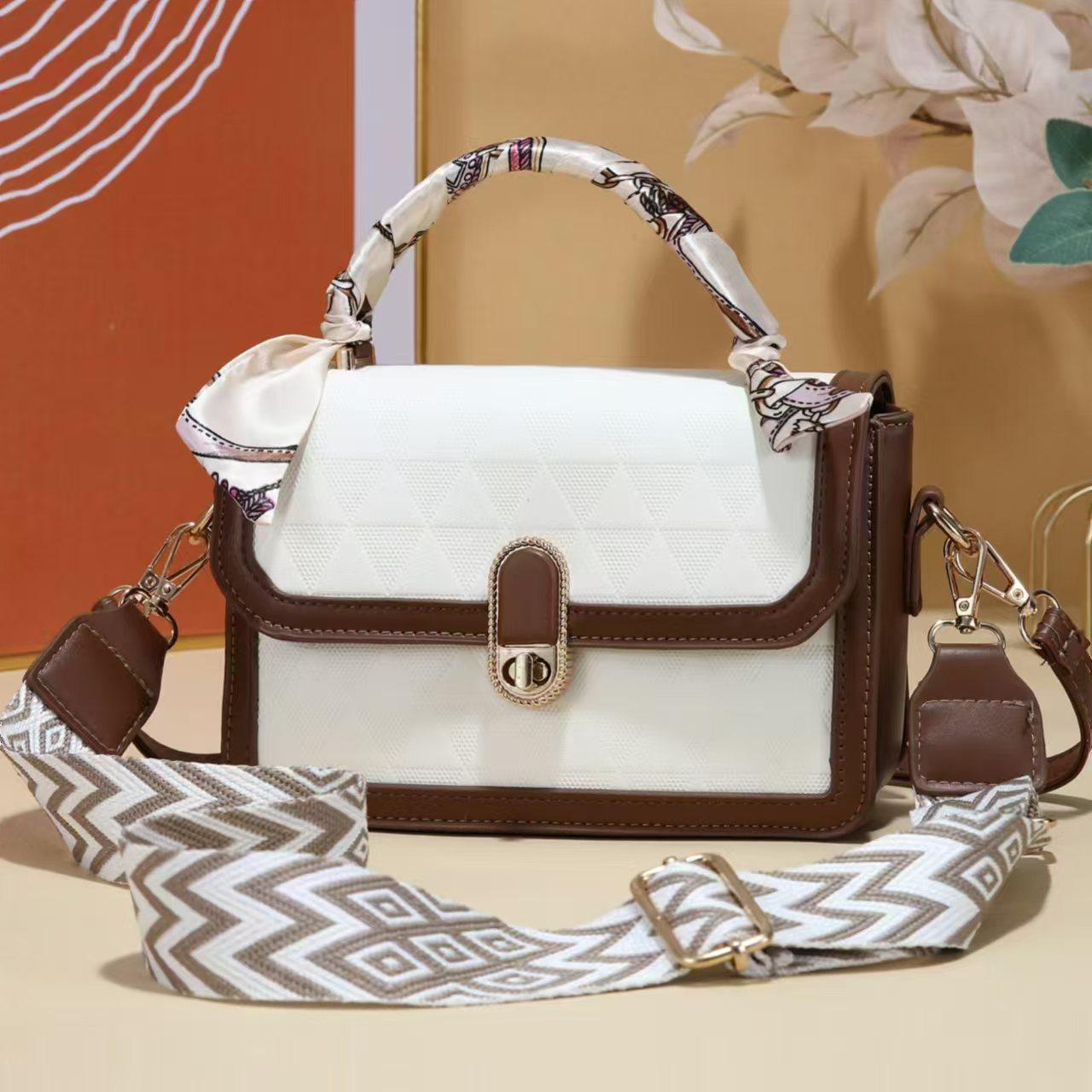 

Сумка на одно плечо ромбовидной формы с цветными вставками — это модная сумка кроссбоди с многослойным дизайном. .