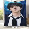 Kim Seok Jin Kpop B-BTS Flanelldecke, Ultraweiche Warme Plüschdecke für Zuhause Schlafzimmer Bett Sofa Abdeckung Büro Camping Picknick Geschenk