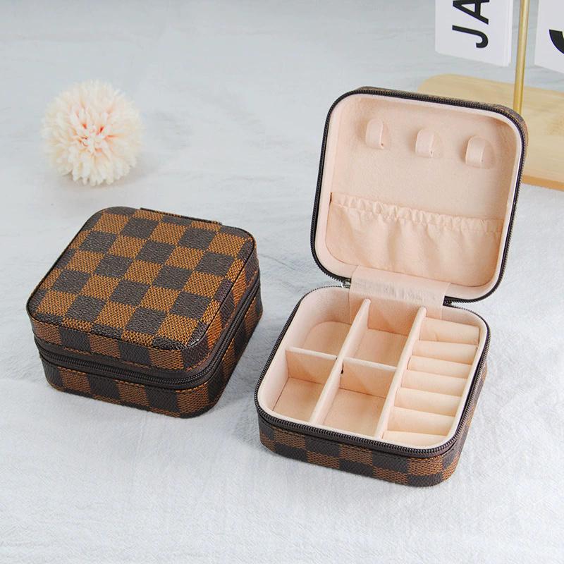 

Leather Jewelry Storage Box Mini Travel Jewelry Organizer with Zipper for Earrings, Rings Display чёрный