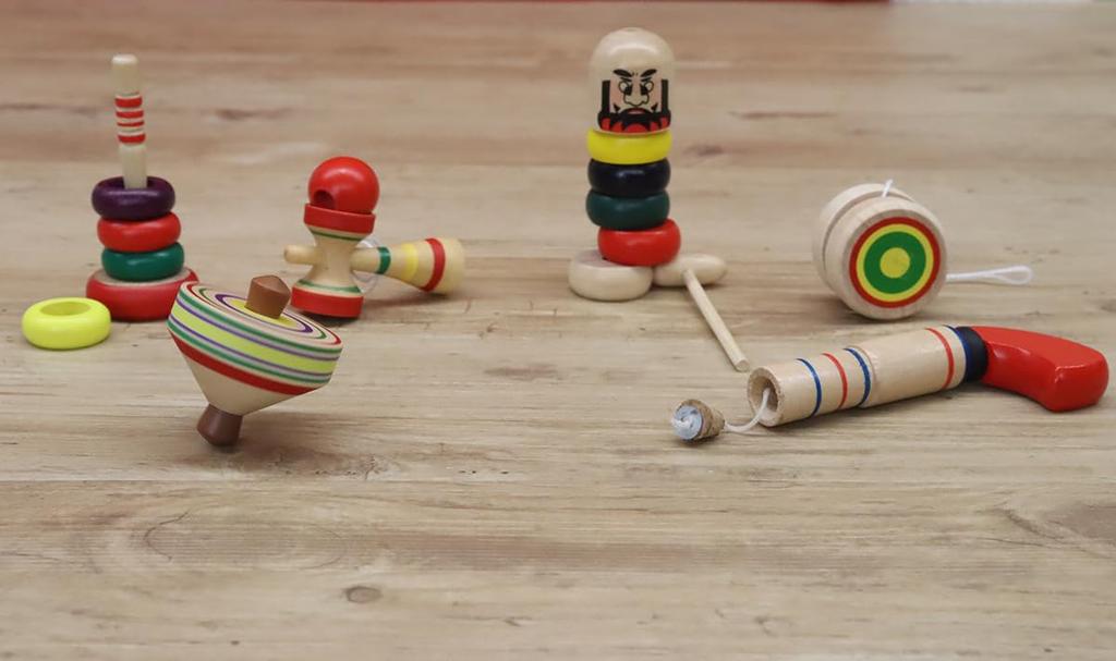 Miniatur Japanisches Traditionelles Holzspielzeug Set von je 6 Daruma Pompom und Folk Spinning (1 Wanage, Kendama, Drop, (Keinen Ton), Yo-Yo, Kreisel)