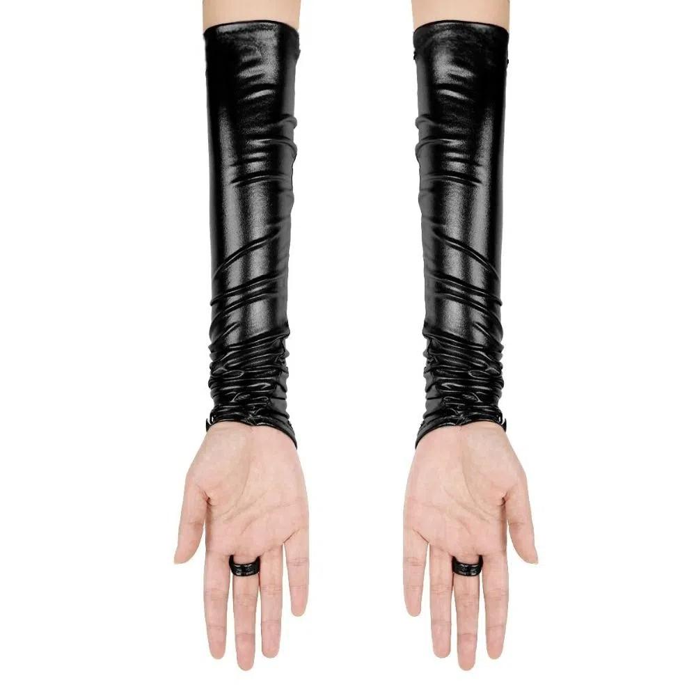 Dámské latexové rukavice bez prstů s detaily nýtů Dlouhé metalické rukavice Pružný materiál Lesklý povrch Rukavice s mokrým vzhledem