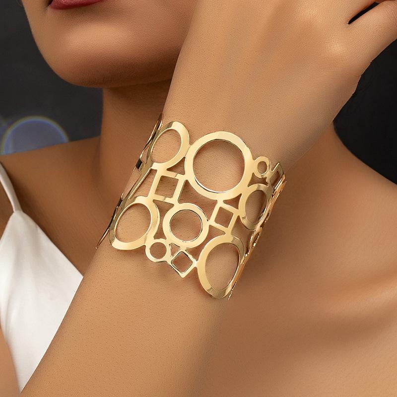 Trendy Geometric Hollow Bracelet for Women золотой