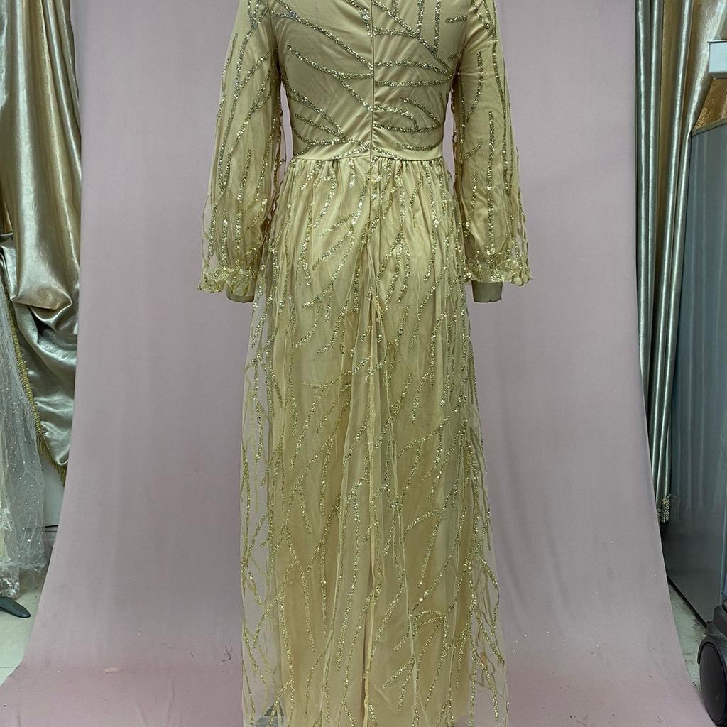 Suknia wieczorowa bogato zdobiona koralikami, luksusową koronką i ręcznie robionymi cekinami dla uzyskania efektownego i uwodzicielskiego arystokratycznego wyglądu