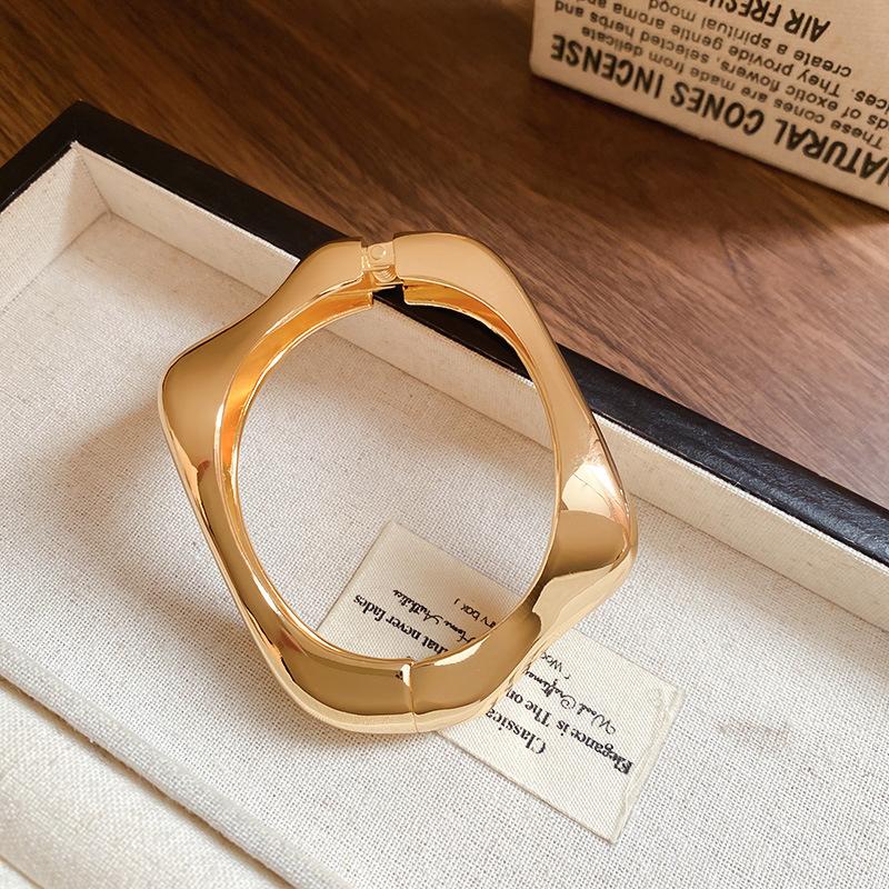 

Геометрический браслет с широкой поверхностью в виде скрученной волны, регулируемый, с преувеличенным дизайном, модное универсальное атмосферное украшение