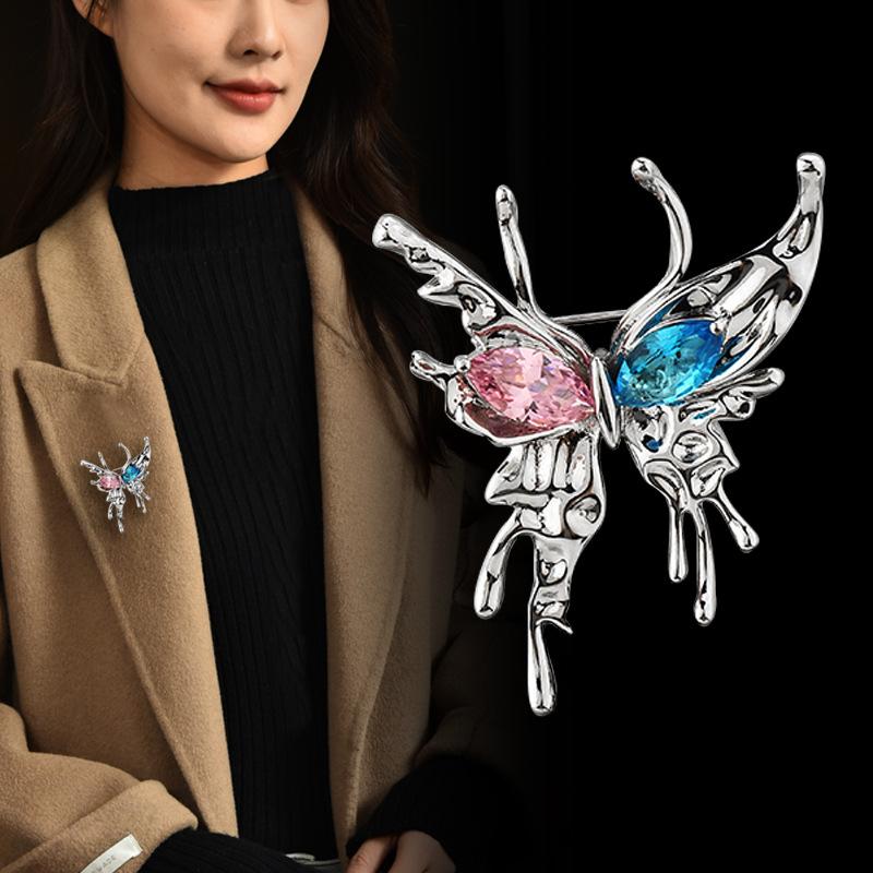 Cold Wind Brooch Women'S Premium Sense Melted Water Drops Crystal Corsage Coat Suit Pin With Accessories Tide