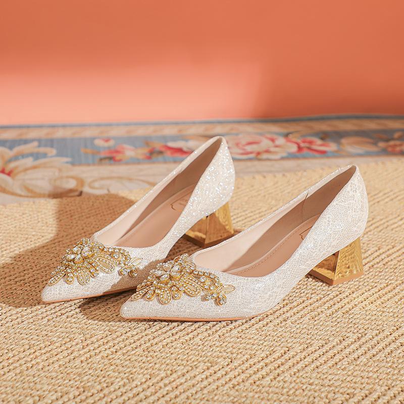 

Две пары свадебных туфель большого размера для основного свадебного платья, расшитые бисером толстые каблуки, мелкий вырез, не утомляют ноги, туфли-лодочки на высоком каблуке 34