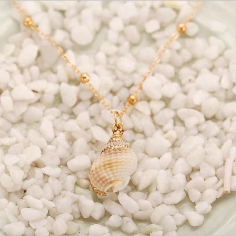 European and American Gold-plated Edge Beach Conch Pendant Necklace, Female Creative Retro Natural Conch Necklace