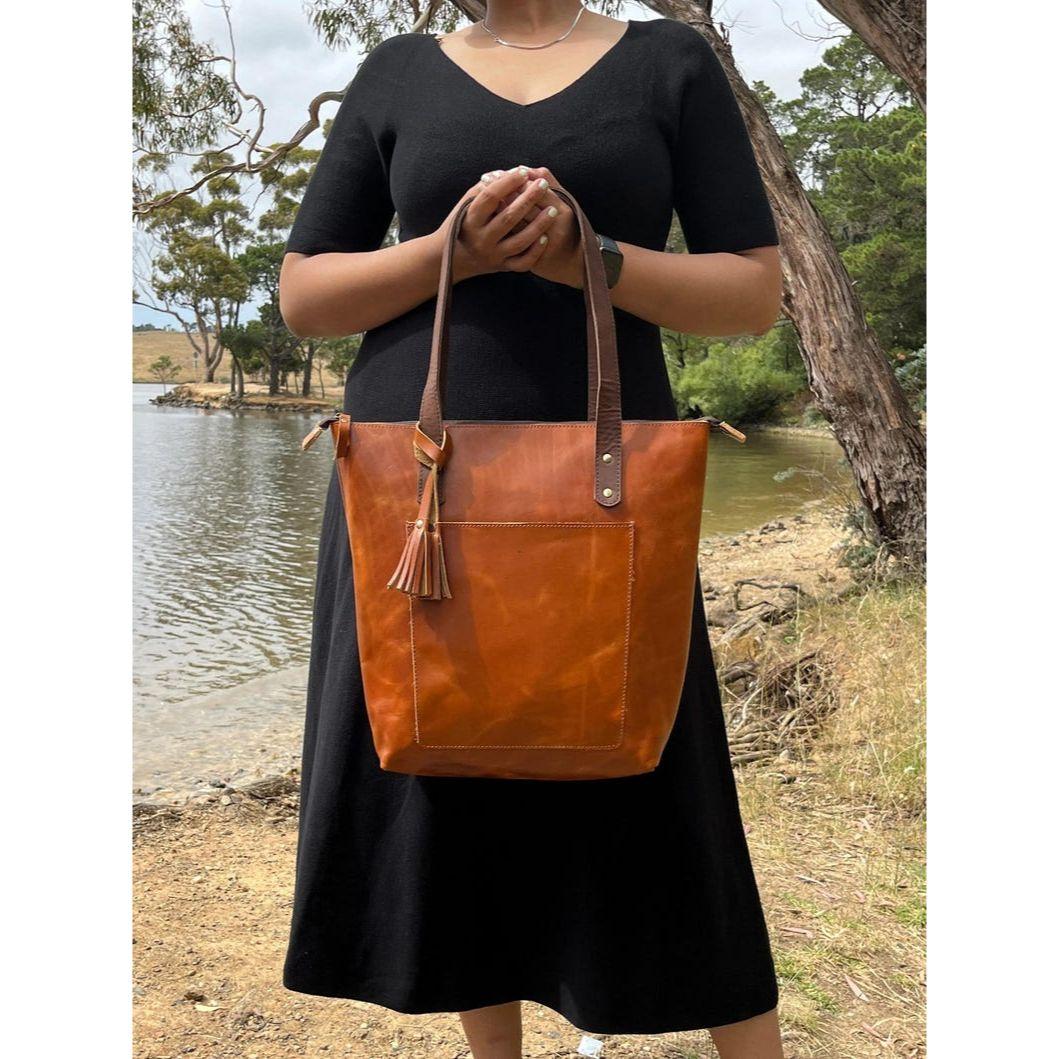 

Кожаная сумка-тоут из натуральной кожи с большим передним карманом, один размер — идеальный подарок для нее. ( Доступно 3 захватывающих цвета ) 16 x 14 in дубильная кора