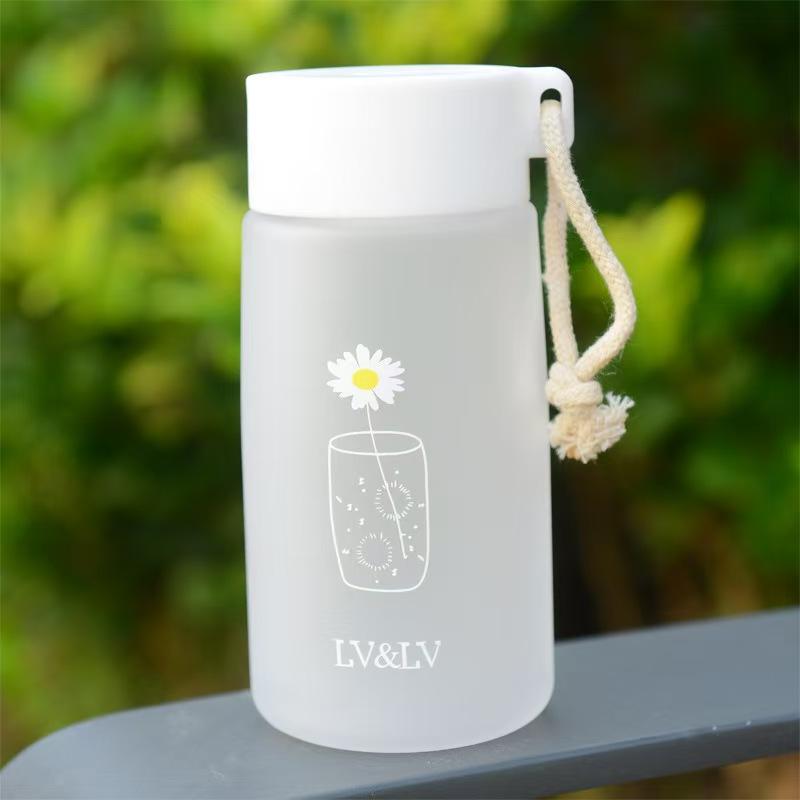 Plastic cup 480ml, cup of water, creative, outdoor, transparent ,cup tea travel cute chrysanthemum pattern,Easy to carry