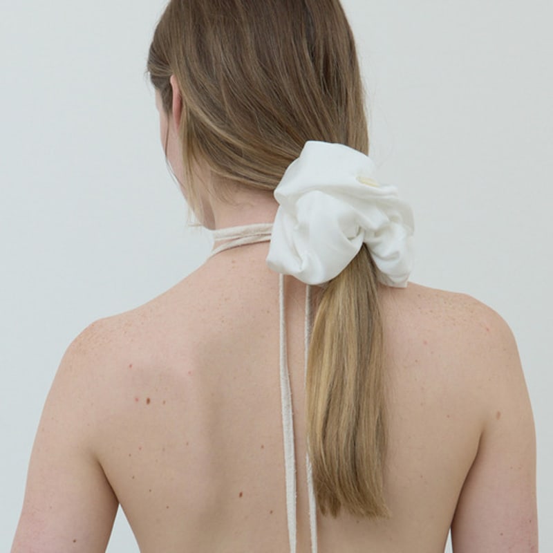 

AFTERGLOWOOL Silk Pearl Button Scrunchie_White FREE