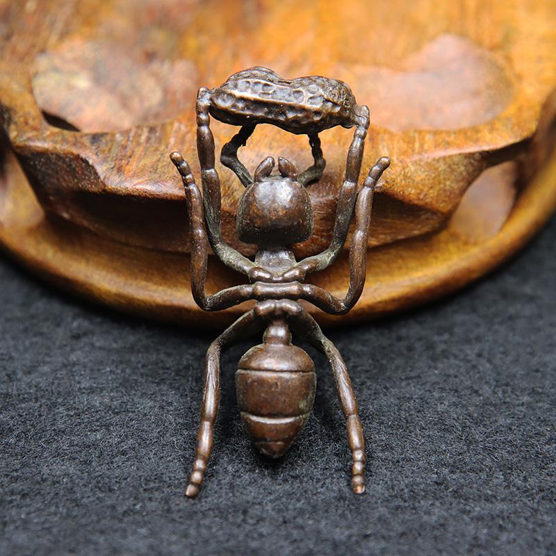 Antique Copper Ant Holding Peanut Figurine Miniature Desk Ornament Creative Animal Incense Holder Lucky Decor Crafts Accessories
