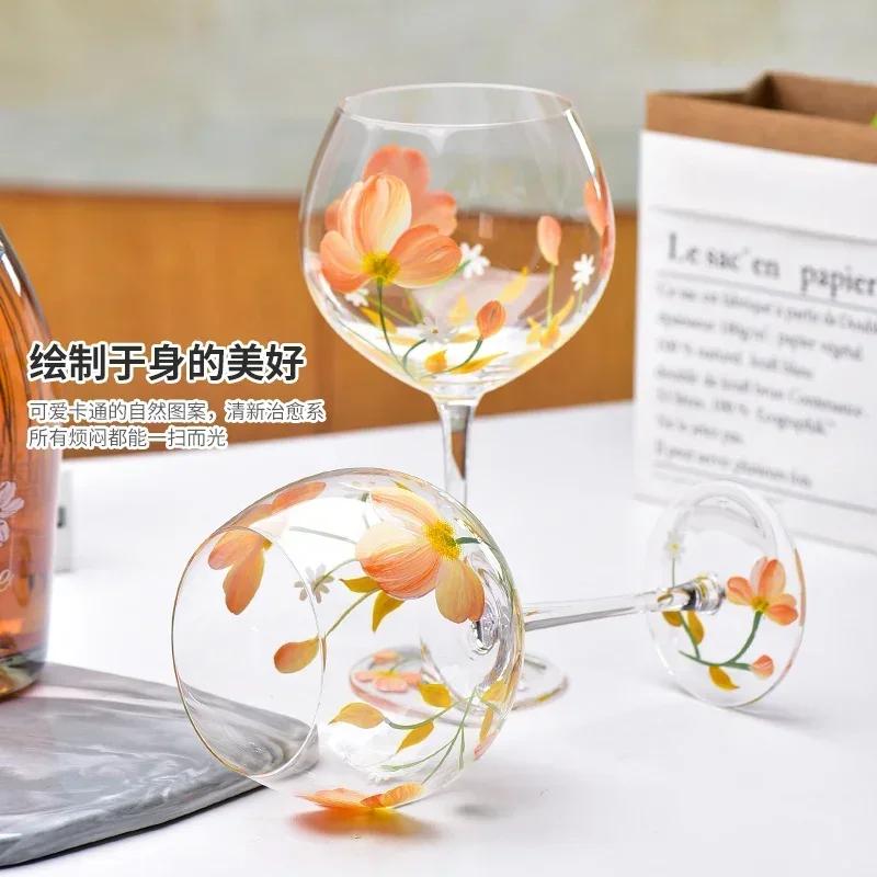 1 Stück Rotweinglas mit hohem Fuß Ein Kristallweinglas mit handgezeichneten floralen Mustern Ein transparentes und exquisites Weinglas