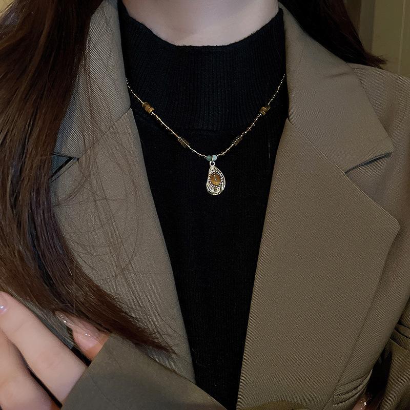 18k vergoldete Tigerauge Perlenanhänger Halskette - Retro Schlüsselbeinkette für Herbst/Winter.