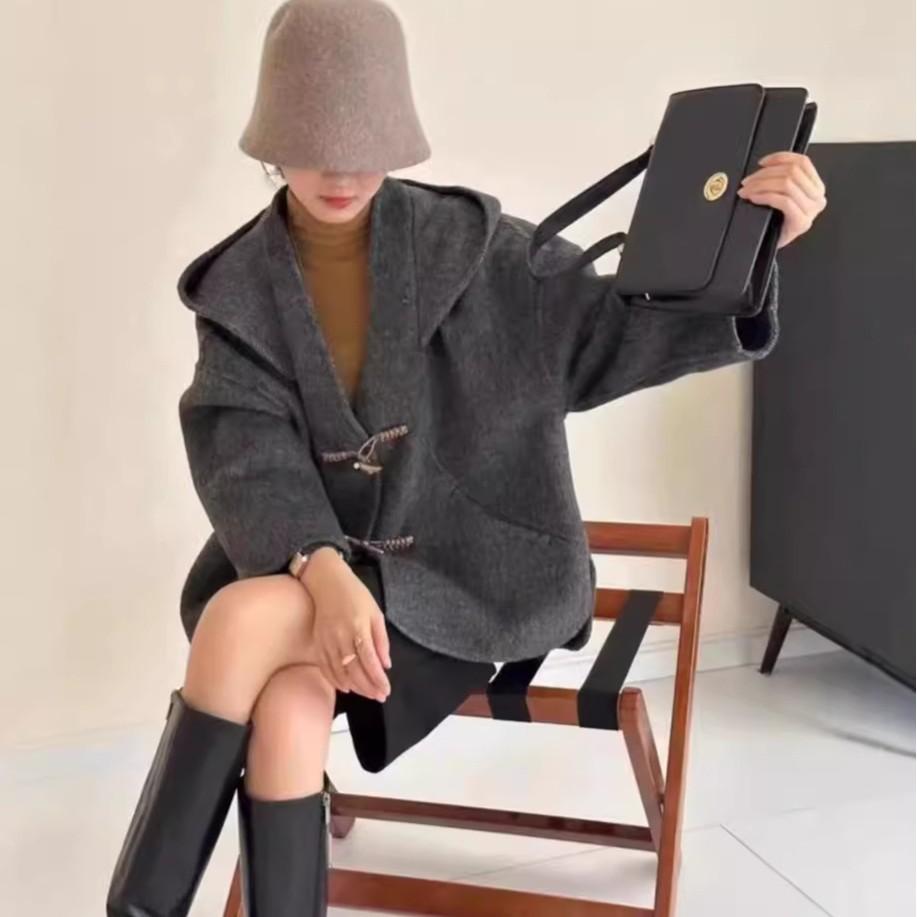 Krótki płaszcz wełniany dwustronny z guzikami rogowymi dla kobiet Jesień i Zima Nowy płaszcz z kapturem Płaszcz wełniany