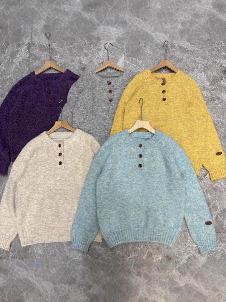 Sweter damski z miękkiej dzianiny koreańskiej z okrągłym dekoltem i częściowym rozpięciem - Przytulny styl jesienno-zimowy