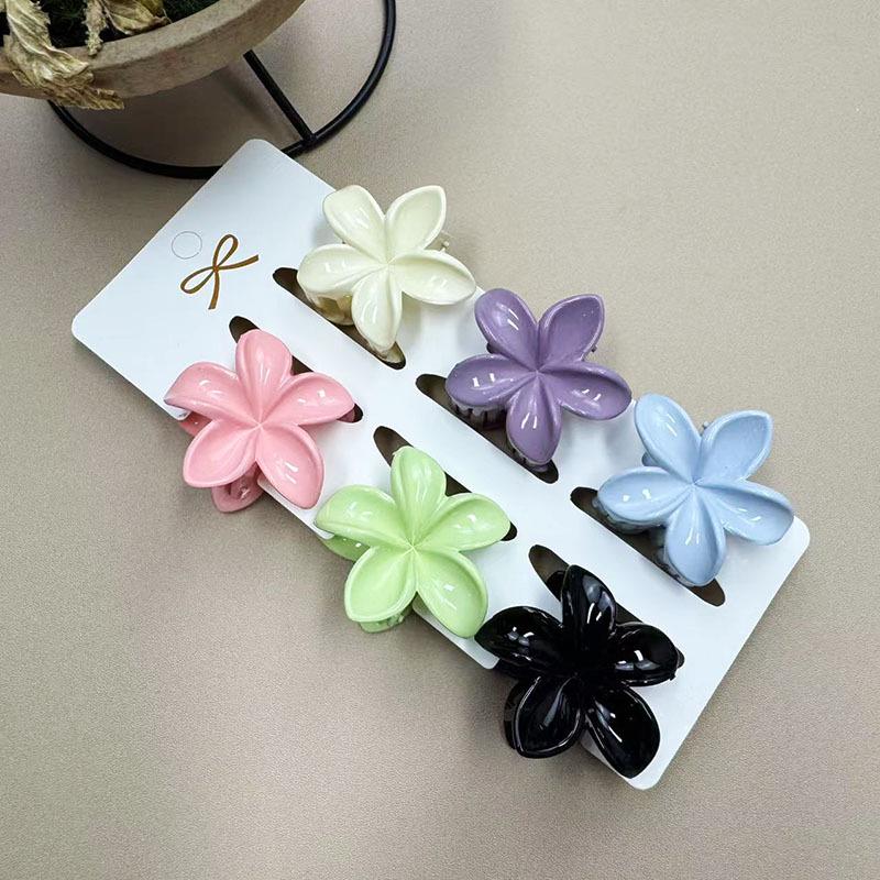 European & American 4CM Frangipani Claw Clip Hairpin - Fashionable Vacation Floral Accessory.