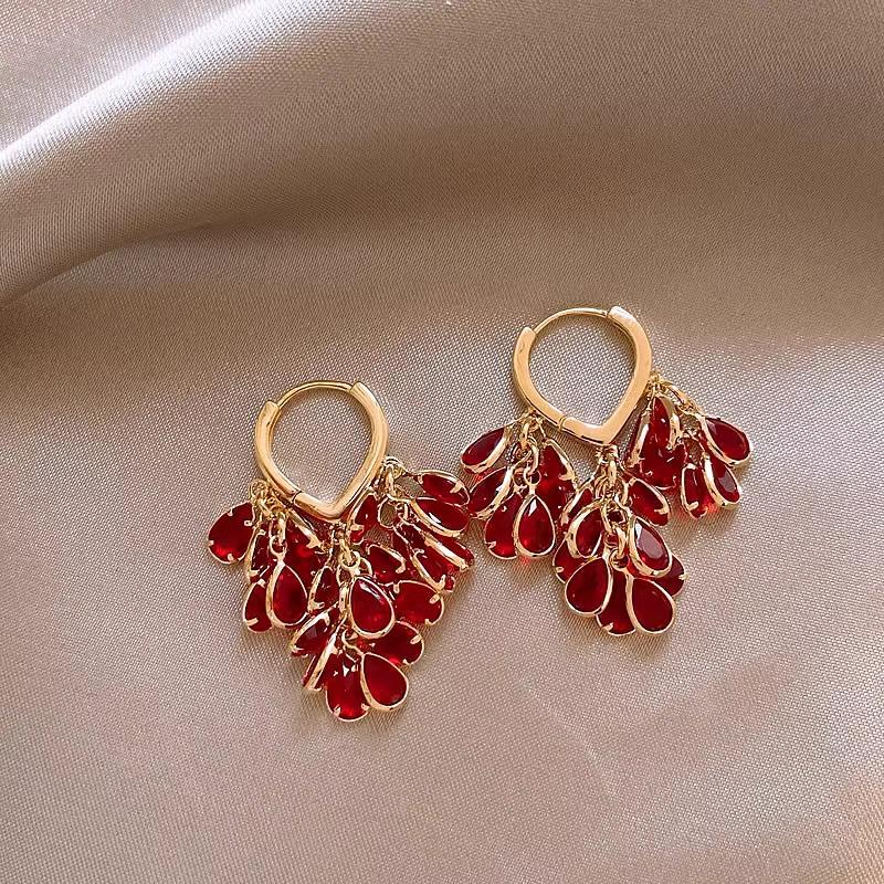 

Красные серьги-каффы с кисточками в форме капли и сердечка: Осенне-зимняя мода для женщин