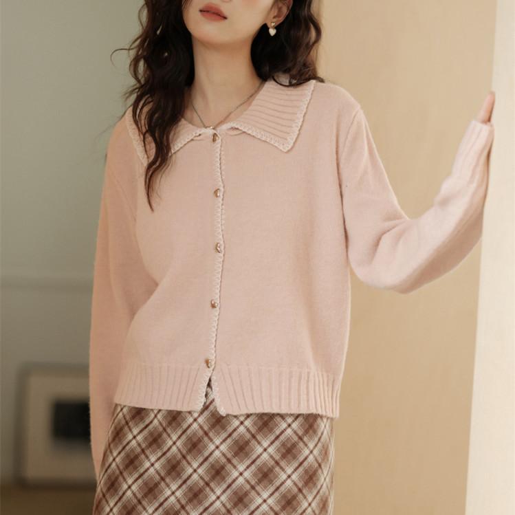 A Short, Stylish Cardigan Sweater for Women's Early Autumn, A Sweet Knitted Top