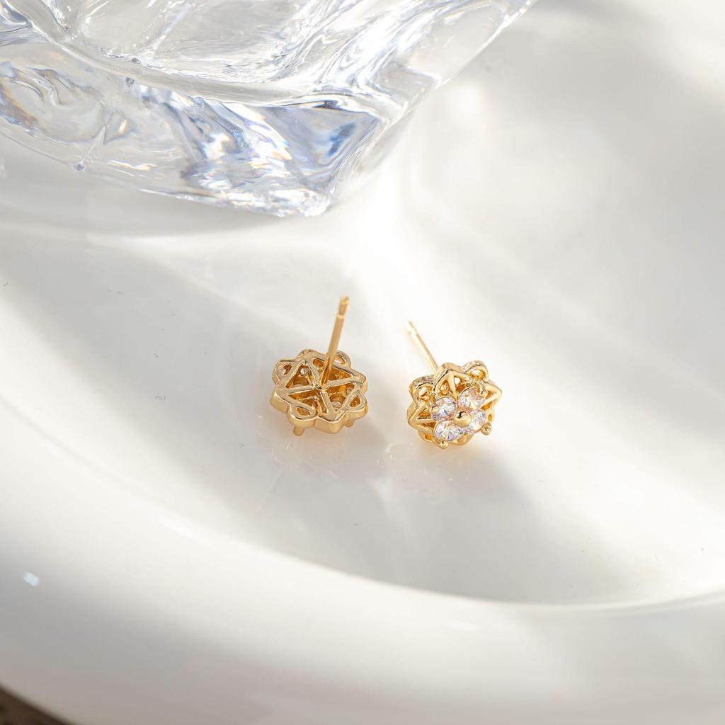 Hollow Four-Leaf Clover Women's High-End Flower Stud Earrings - Unique Accessories