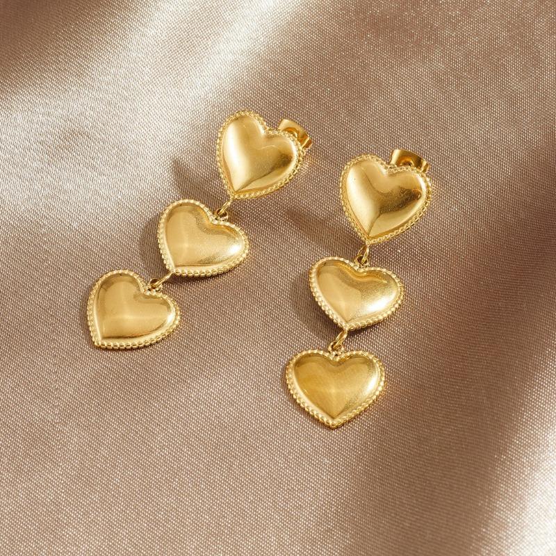 Orecchini Pendenti Triplo Cuore in Oro con Dettaglio Milgrain