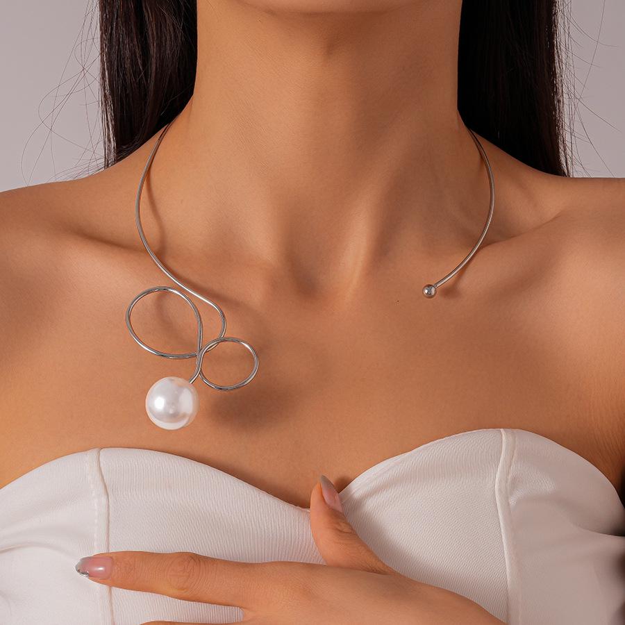Europäische & Amerikanische Geometrische Faux-Perlen Metallisch Verdrehter Choker - Minimalistische High-End-Halskette für Frauen