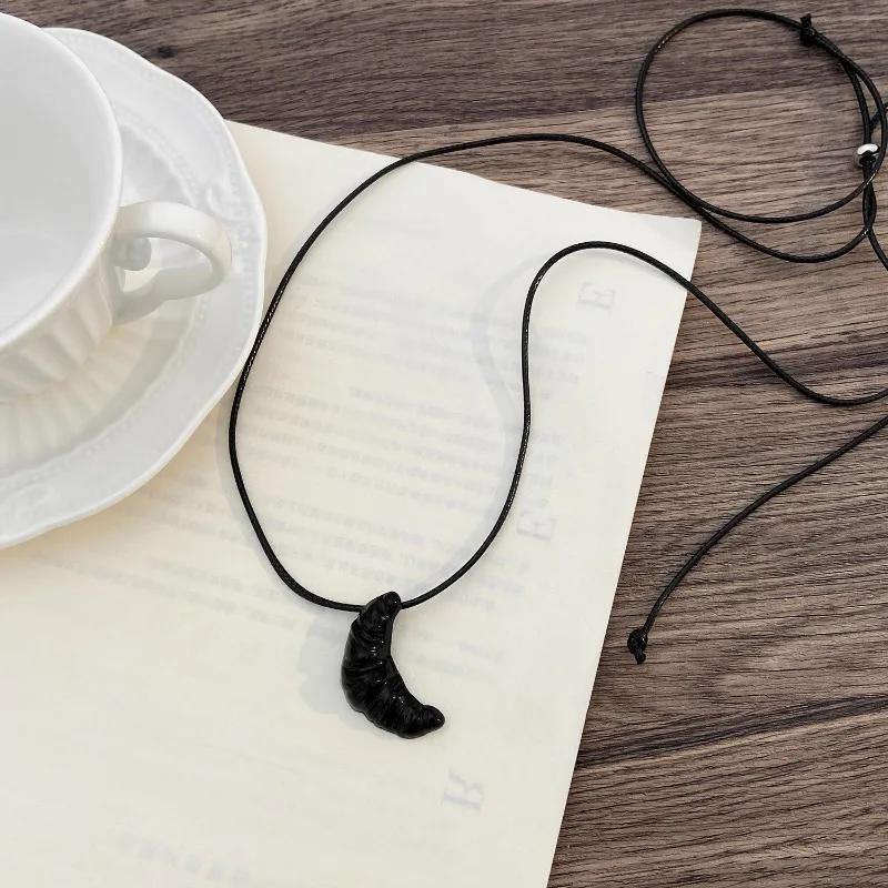 Korean Gold Croissant Pendant Necklaces for Women Girls Creative Clavicle Chain Charm Neck Necklace Jewelry