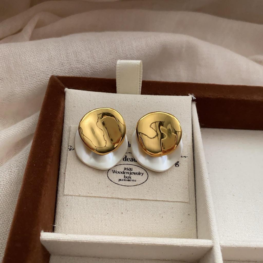 Unique French Retro Niche Metal Disc Earrings Women'S Removable Wave Contrasting Color Fashionable Stud Earrings Cold Wind