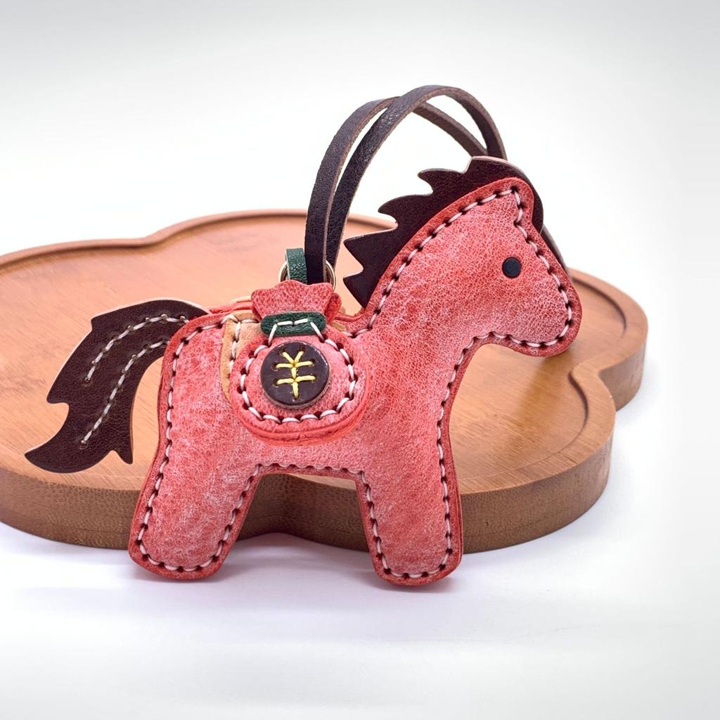 New-style Pegasus Alaska Mist-waxed Cowhide Street Fashion Wallet Charm Pet Bag Car Keychain and In-car Pendant Made in China
