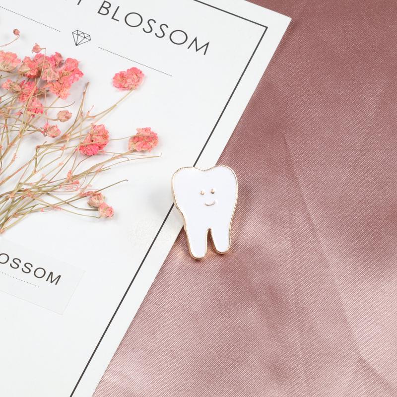 Quirky Teeth Enamel Pin: Fun Cartoon Dentist Brooch for Clothes or Hats