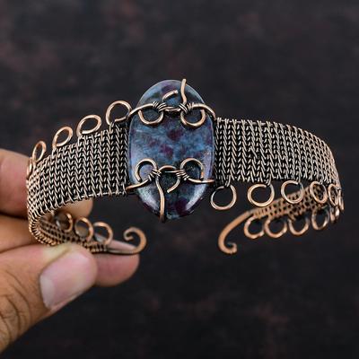 Rubin in blauem Kyanit Armreif Kupferdraht umwickelter Armreif Handgefertigter Edelsteinarmreif Verstellbarer Armreif Kupferdrahtschmuck zum Geschenk