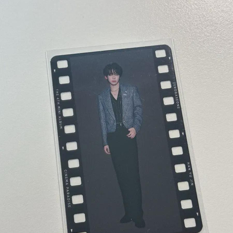 

Не продается!!) Jevewon Han Yu-jin Film Photocard Zero Bass One Unreleased Photocard Lucky Draw Seasons Greetings