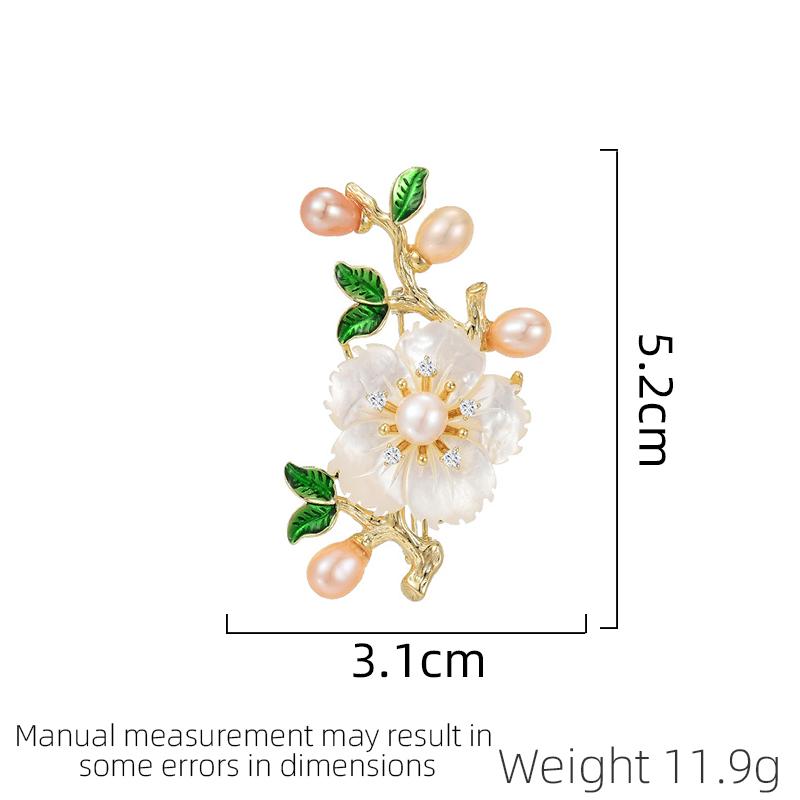 New Retro Women's Luxurious Brooch Simulation Pearl Elegant Flower Temperament Western Clothing Accessories Holiday Gifts
