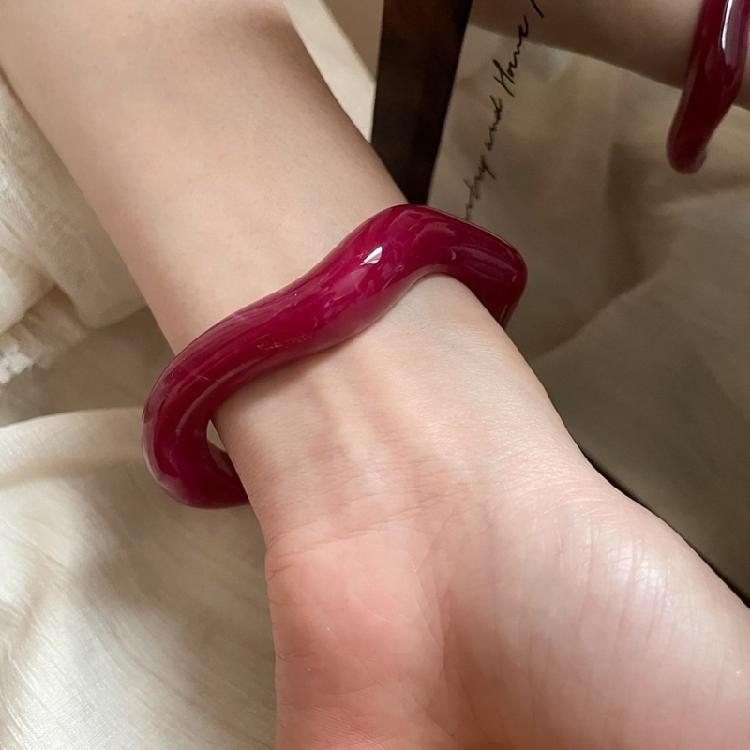 Artistic Gradient Resin Geometric Bangle Elegant Cuff Bracelet Lightweight Stylish Jewelry Unisex Fashion Accessory