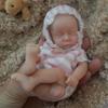 Lebensechte 6-Zoll-Handflächen-Wiedergeborene Baby-Mädchen-Puppe Levi Vollvinyl-Körper Geschlossene Augen Neugeborenen-Puppe Realistisches Dekompressionsspielzeug Baby-Puppen für Kinder Geburtstagsgeschenk